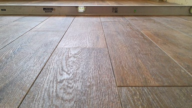 Укладка керамогранита представляется как один из самых сложных видов плиточной облицовки.-9